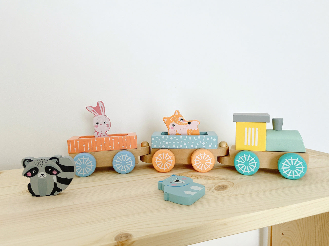 Train en bois pastel