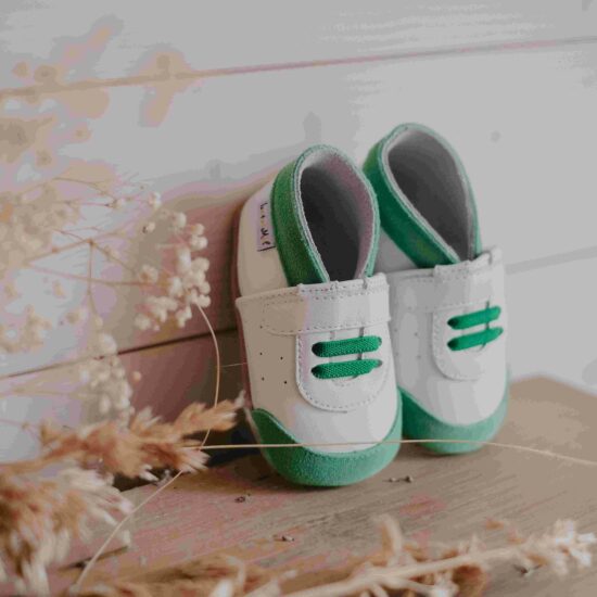 CHAUSSONS BÉBÉ CUIR SOUPLE BASKETS BLANCHES ET VERTES