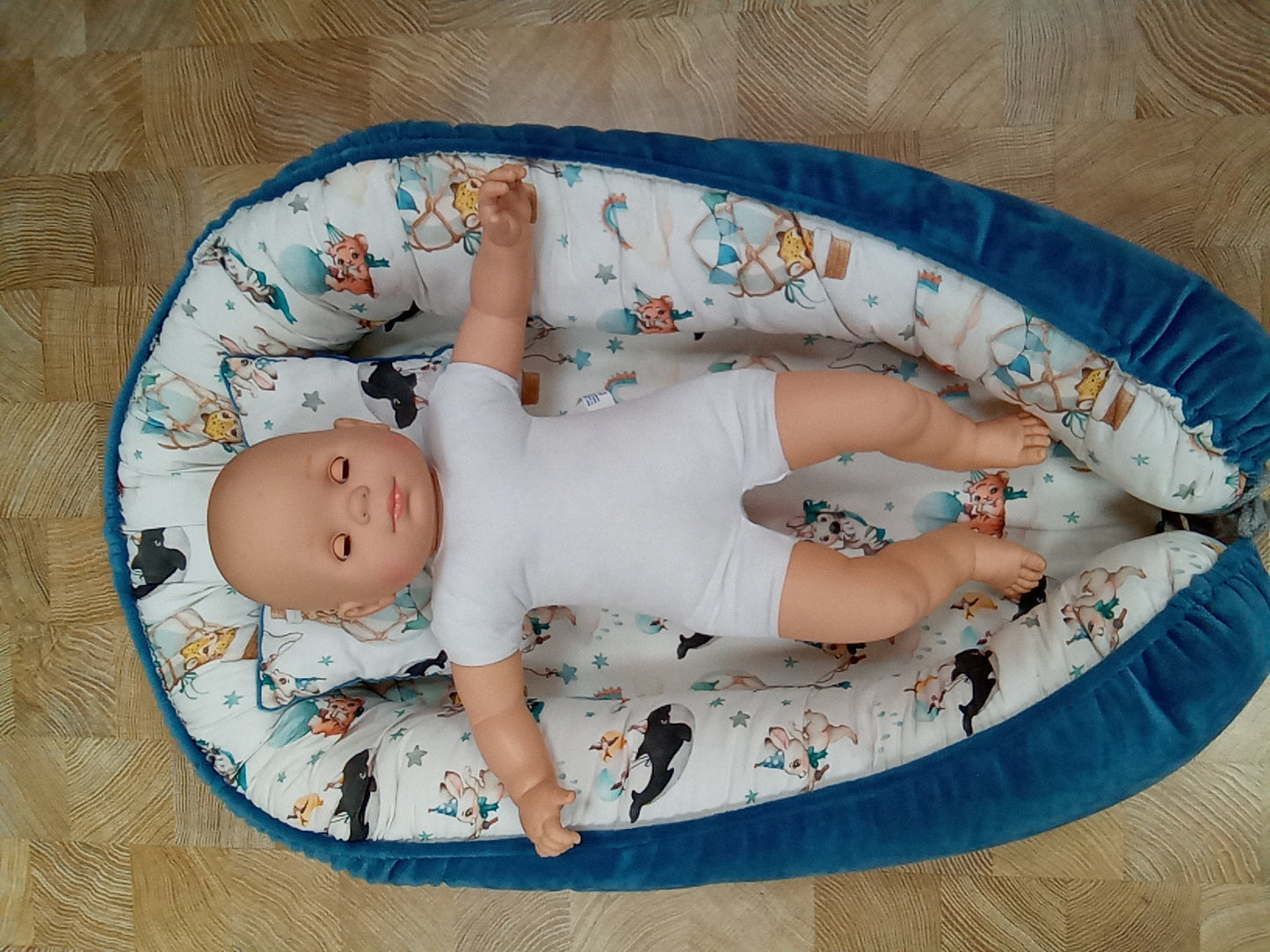 Cocon World garçon avec sa petite couverture assortie