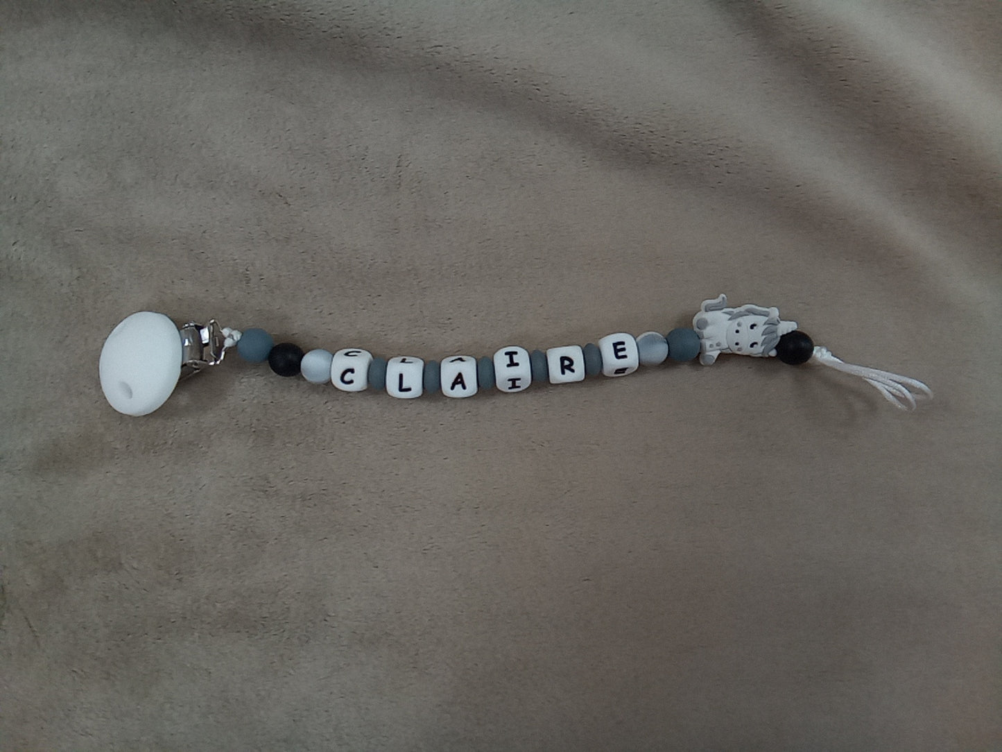 Attache sucette silicone licorne grise à personnaliser