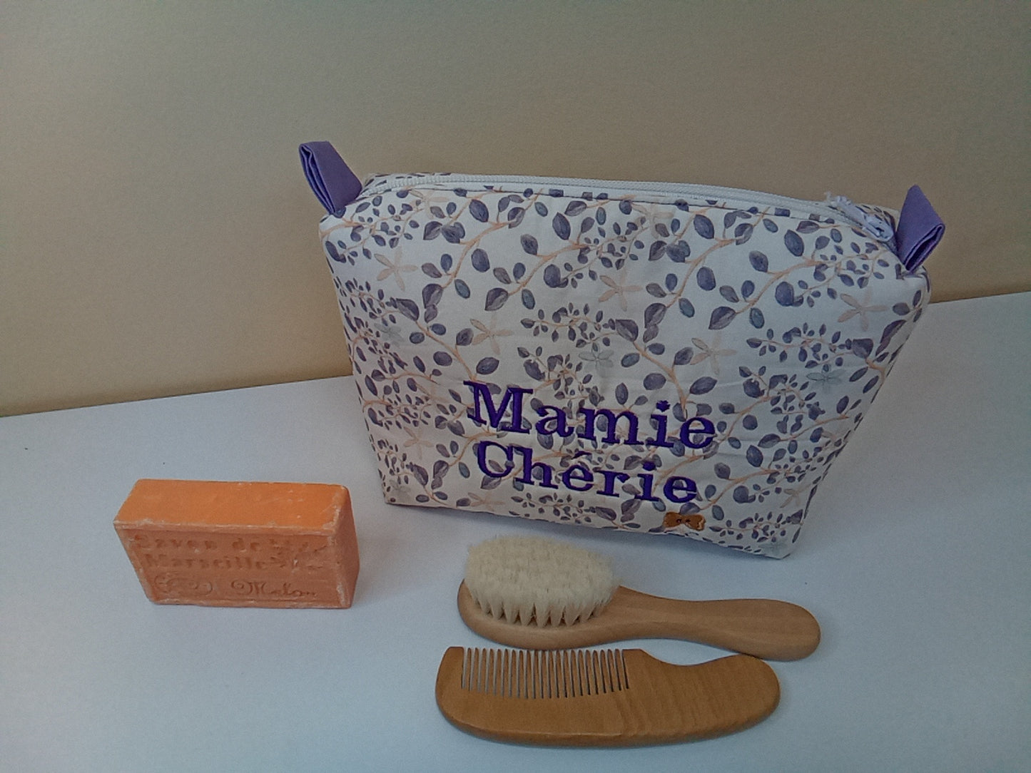 Trousse de toilette ptites fleurs violines pour faire plaisir à Mamie