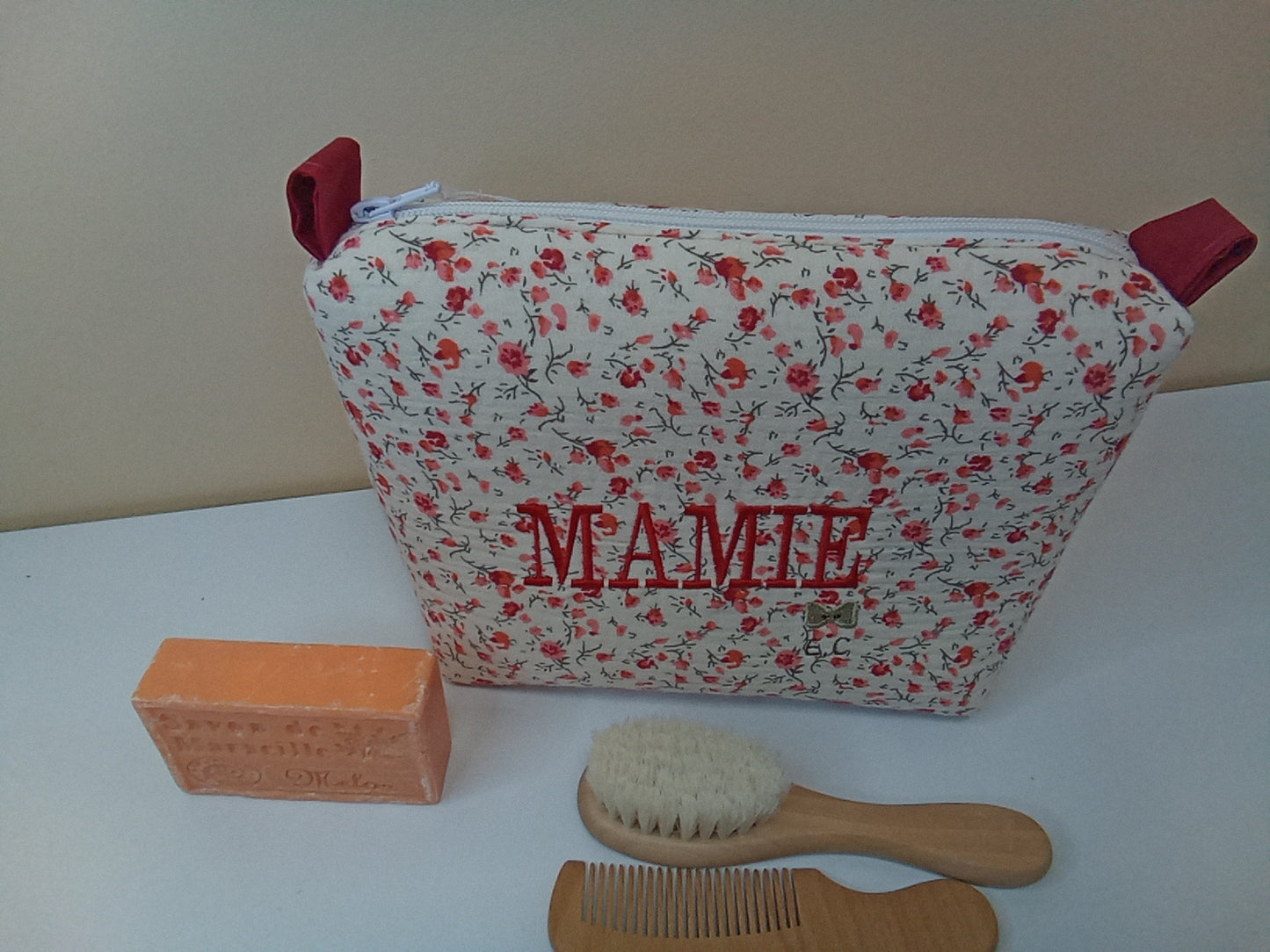 Trousse de toilette ptites fleurs rouges pour faire plaisir à Mamie