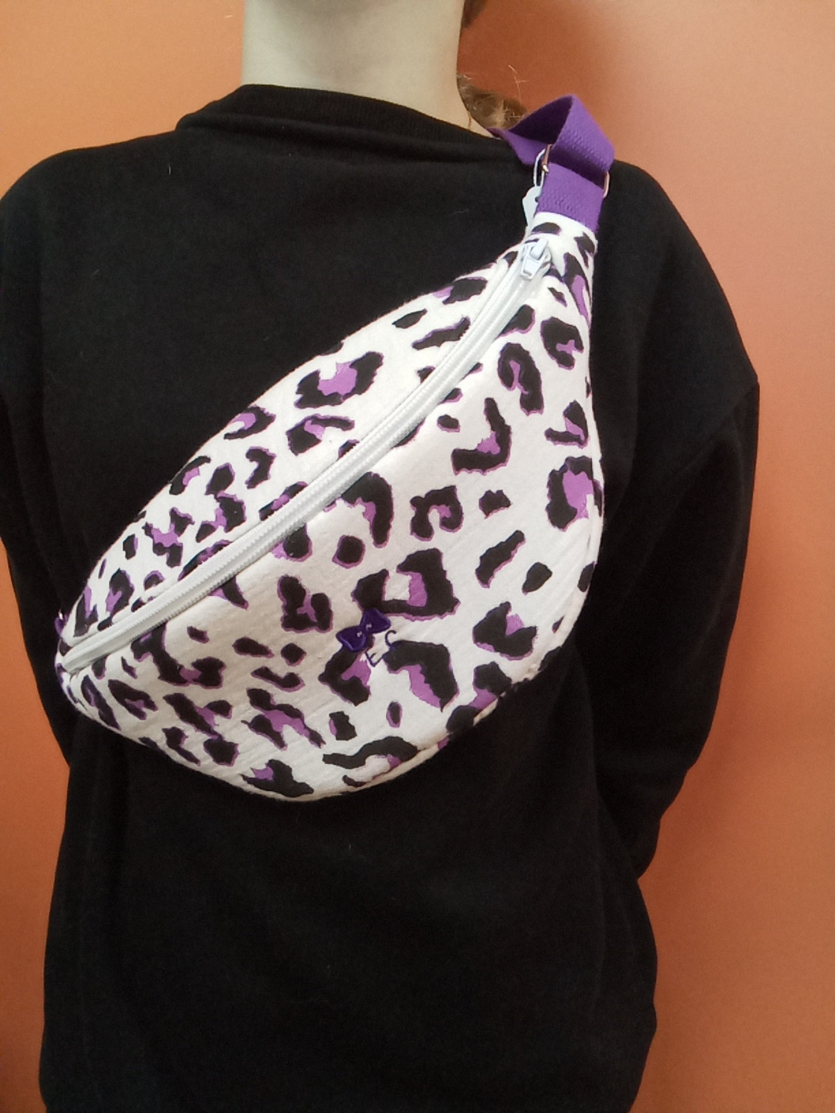 Sac Banane motif léopard violet taille s