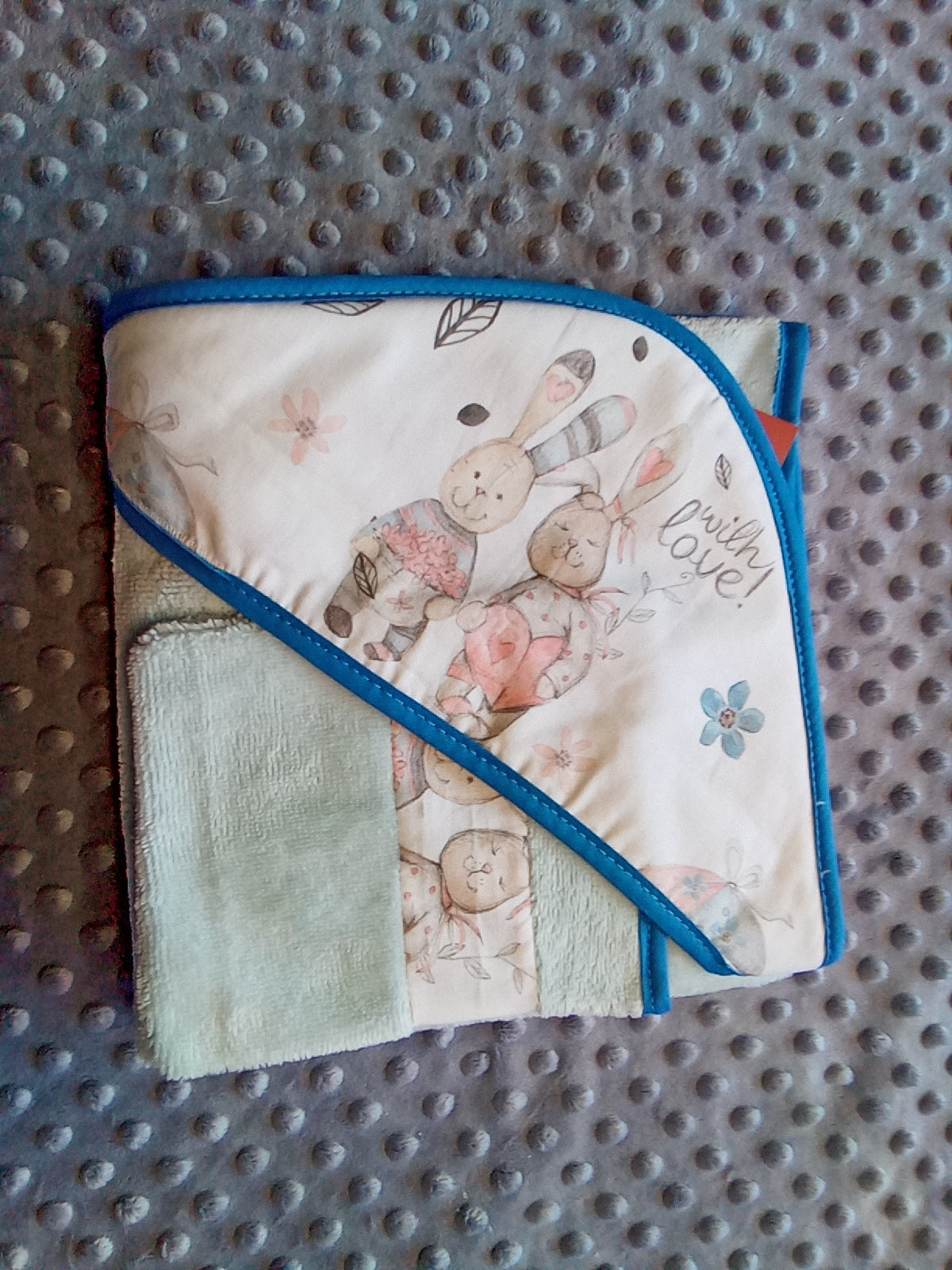 Cape de bain avec son gant lapin bleu